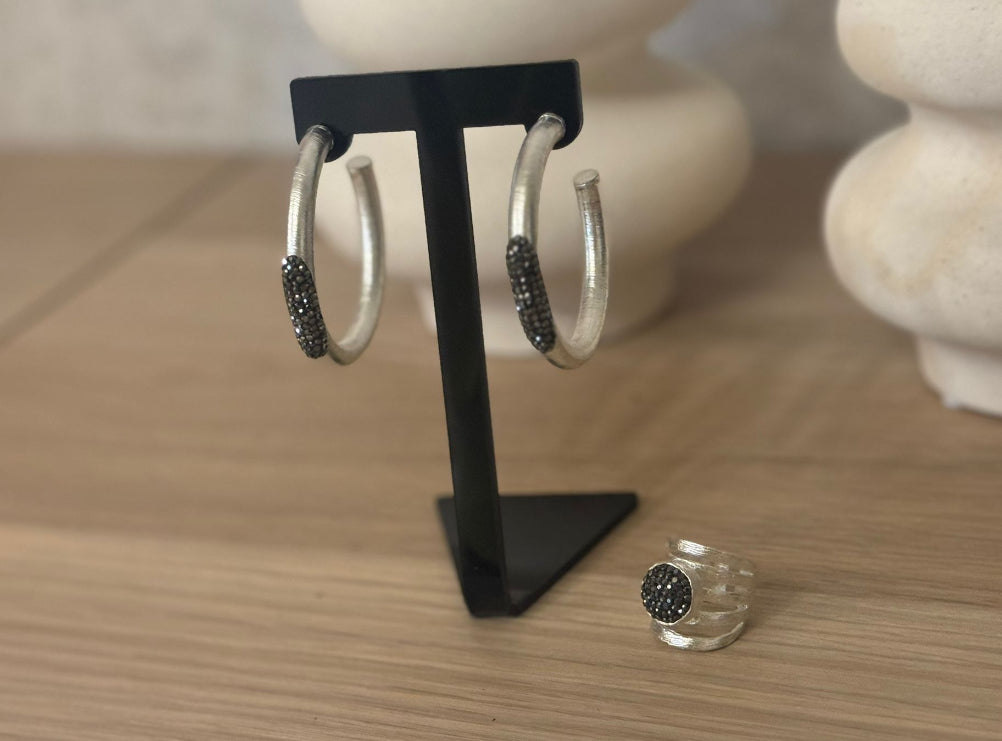 Elegante Set de aros y sortija. Bañada en plata 925.